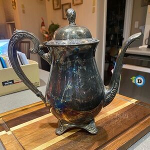 Oneida silver-plated footed coffee or teapot